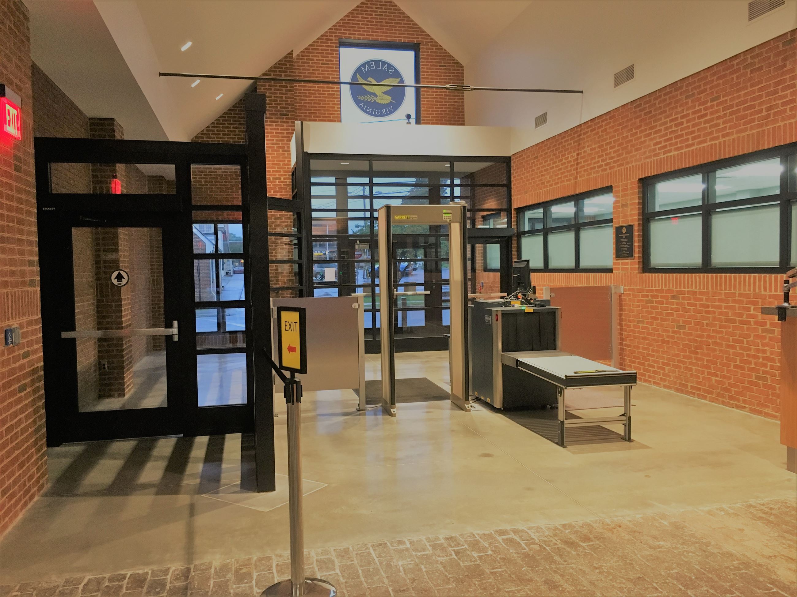 Entrance of the courthouse seen from the inside.